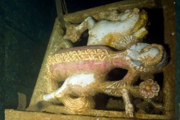 20 objetos enormes encontrados bajo el mar