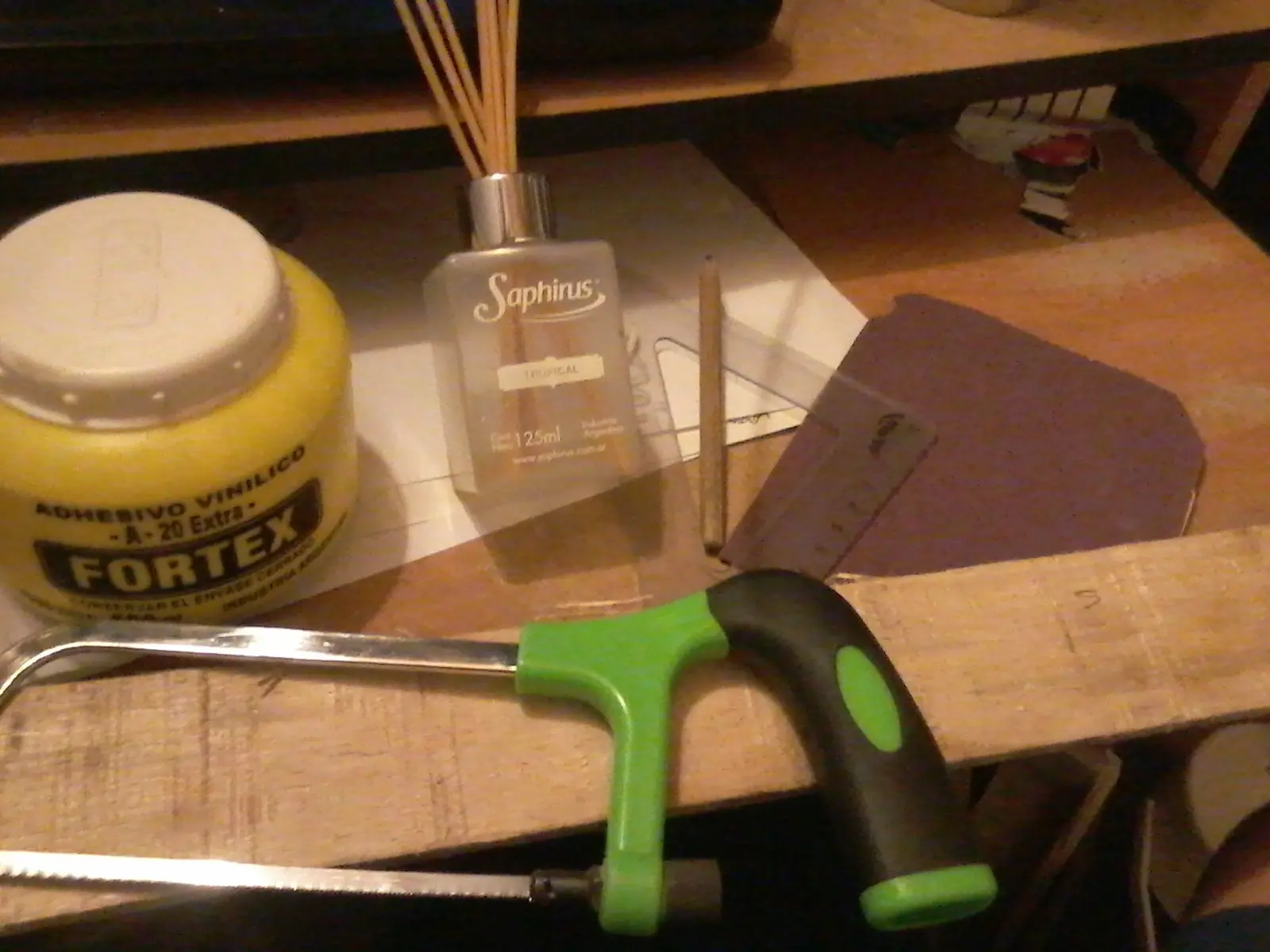 Maceta con materiales reciclados (madera y plástico)
