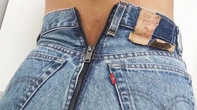 Nuevos jeans con el cierre en el trasero
