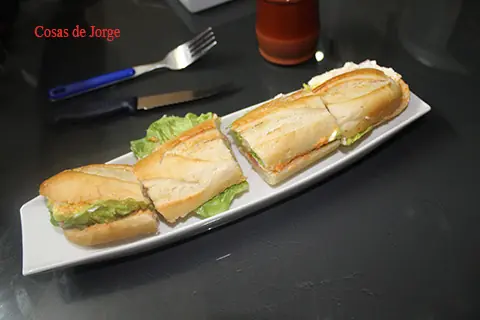 Bocadillo de queso fresco con lechuga