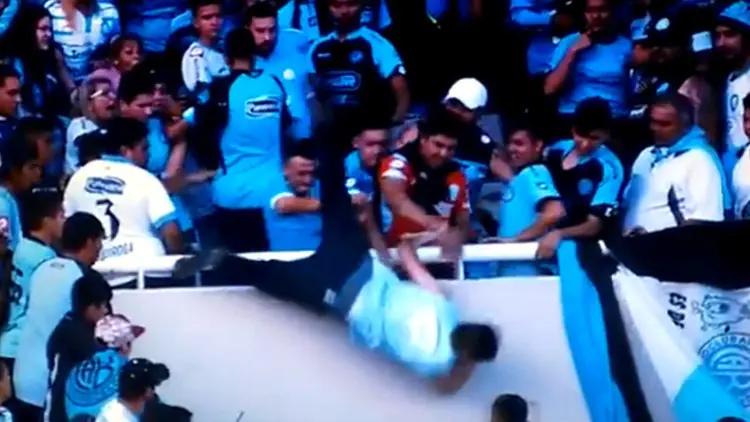 Hincha sufre muerte cerebral al ser arrojado (VIDEO)