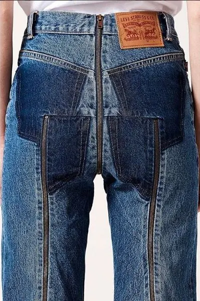 Nuevos jeans con el cierre en el trasero