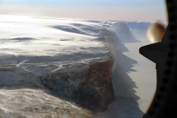 La misteriosa grieta que encontró la NASA en Groenlandia.