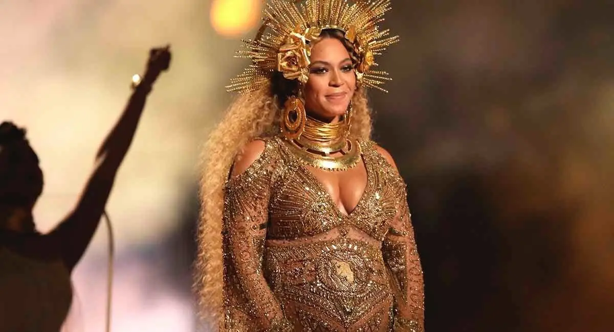 Beyoncé luce atrevido y ajustado vestido rojo durante cena