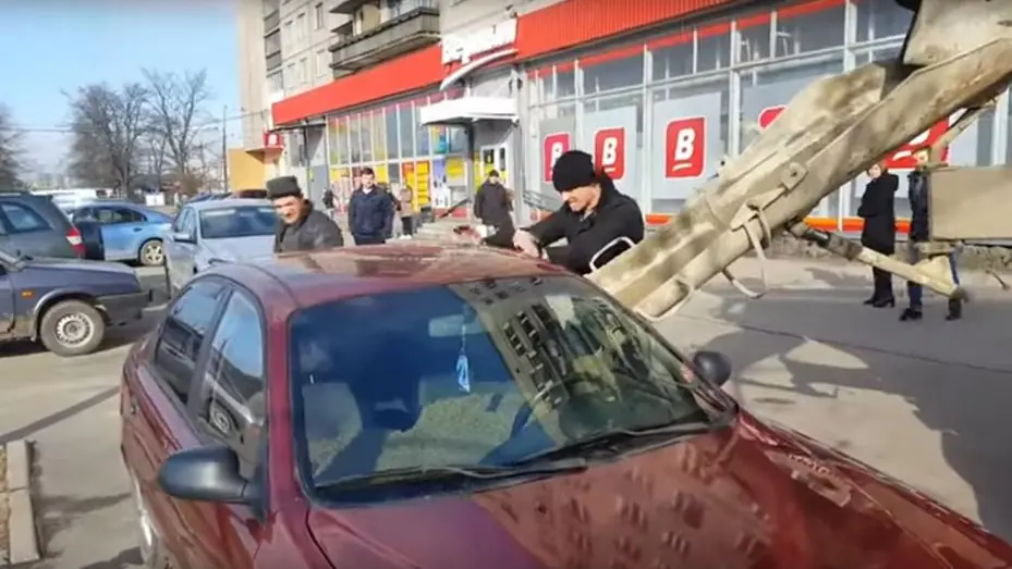La mujer le fue infiel y él le llenó el auto con hormigón