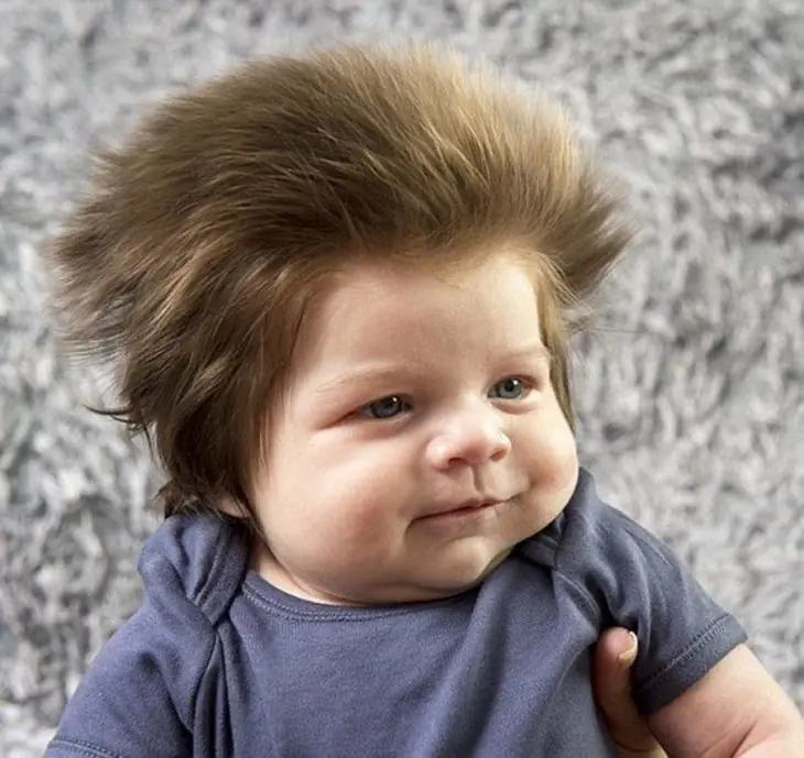 Bebé de 9 semanas con más cabello que tú se vuelve VIRAL