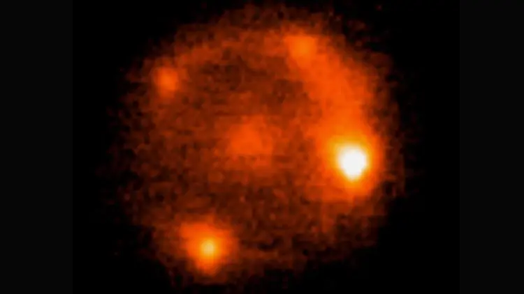 Visión rara de una supernova tipo Ia ampliada 50 veces