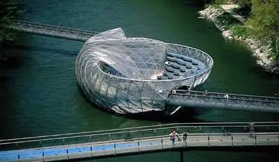 Aiola Island, bar puente