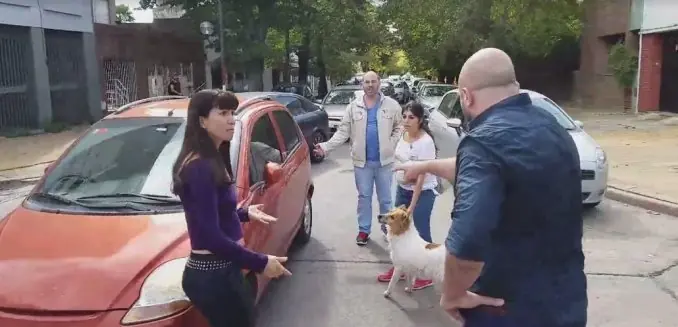 Escrachan a familia por abandonar a su perra