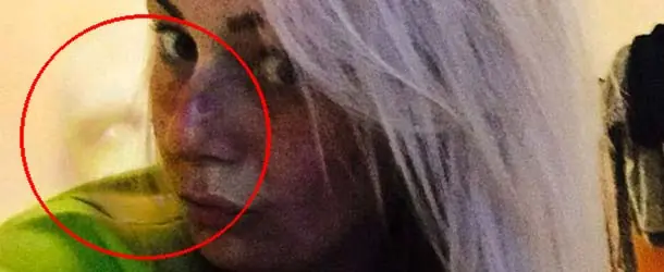 huye de su casa después de ver un rostro fantasmal