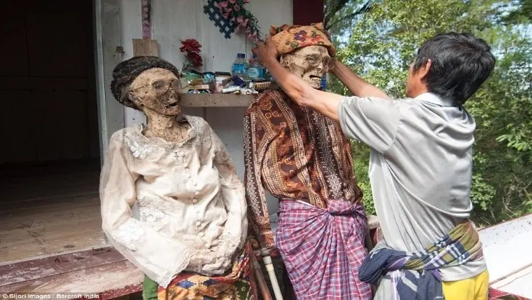 Indonesia: los vivos conviven con los muertos en sus hogares