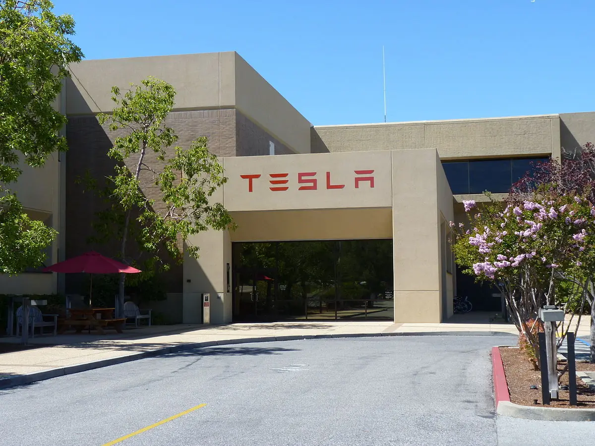 Tesla siempre un paso adelante, tejas solares de 325w