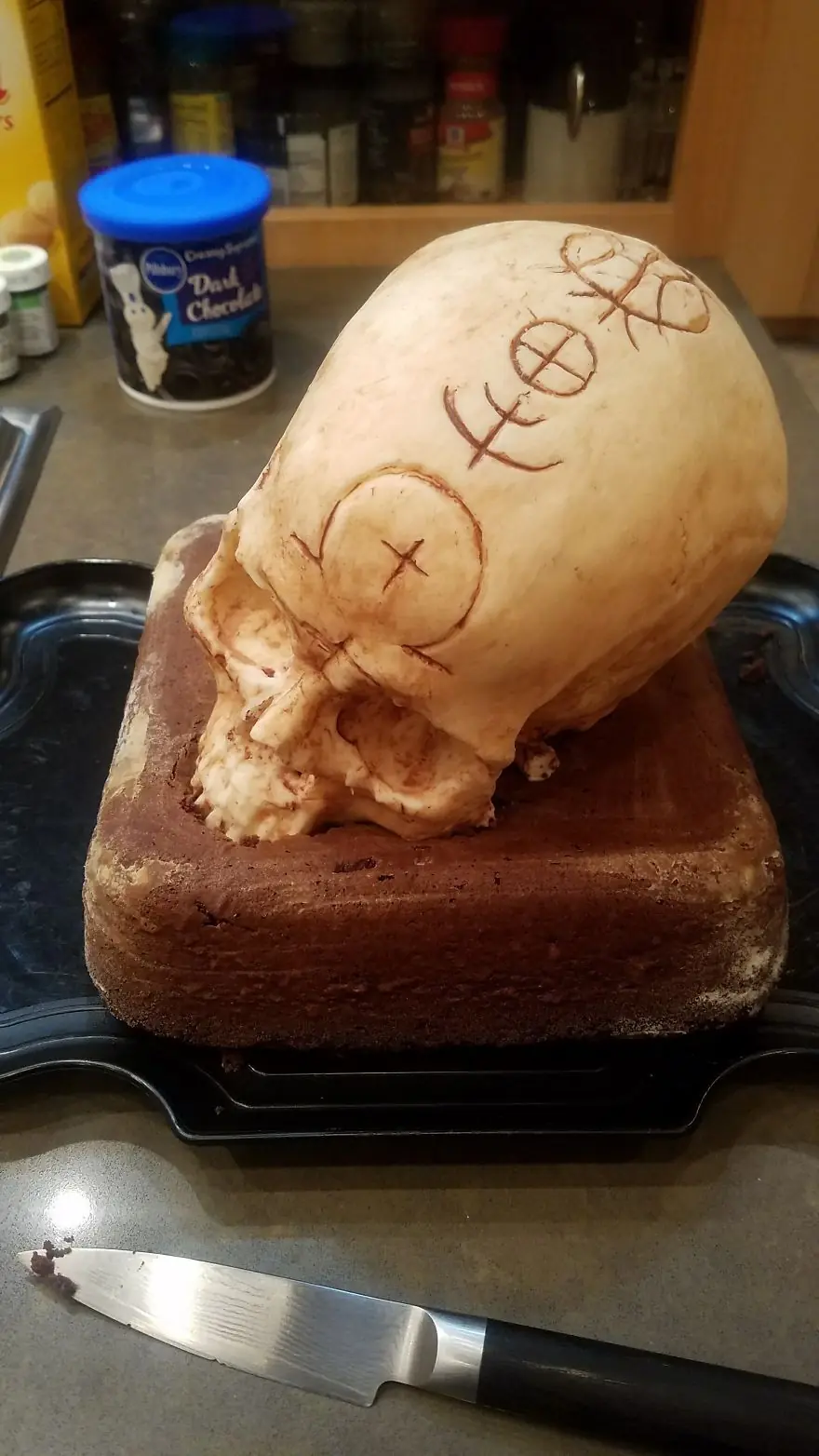 Preparé una tarta en forma de calavera y la llevé al trabajo Preparé una tarta en forma de calavera y la llevé al trabajo