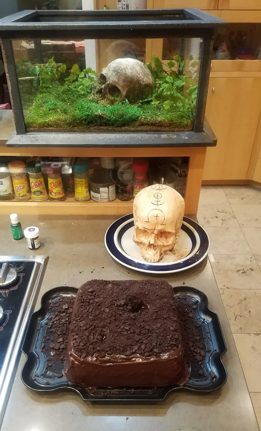 Preparé una tarta en forma de calavera y la llevé al trabajo Preparé una tarta en forma de calavera y la llevé al trabajo