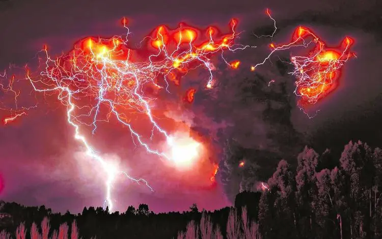 ¿Por qué se ven rayos durante la erupción de un volcán?