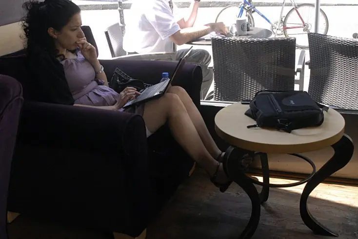 ¿Para qué es este pequeño orificio del laptop que nadie usa?