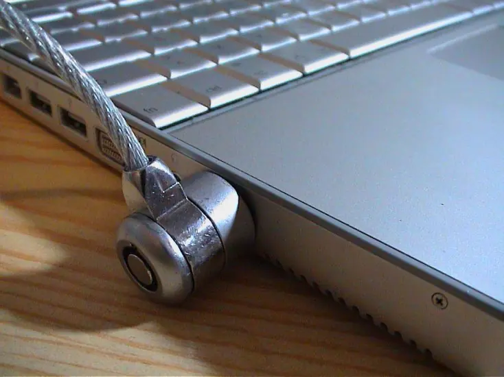 ¿Para qué es este pequeño orificio del laptop que nadie usa?