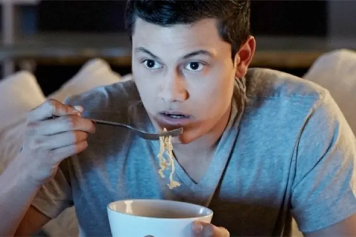 5 Hábitos nocturnos que te hacen subir de peso