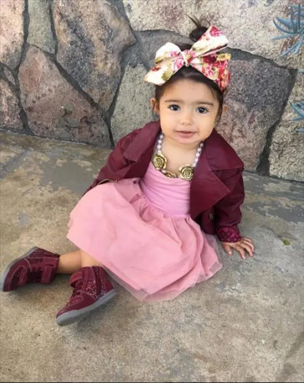 Esta coqueta niña imita los outfit de las celebridades