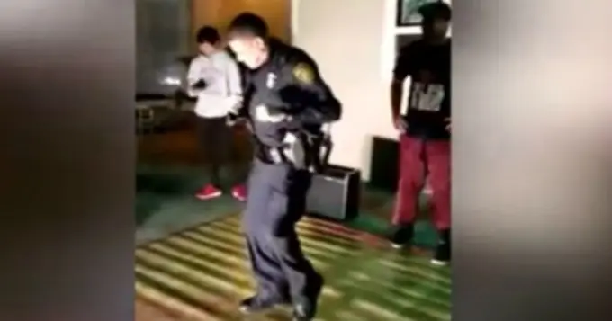 Llamaron a policía para detener fiesta y terminó bailando