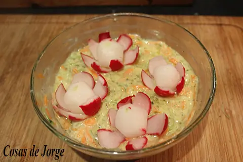 Ensalada de pepino y zanahorias con flores de rabano
