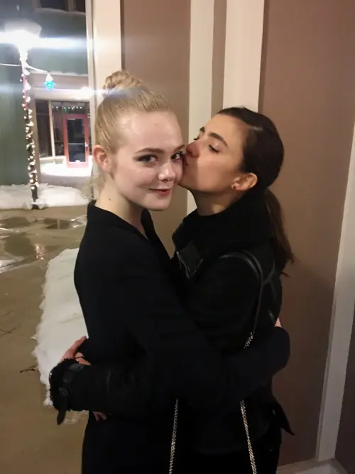 Le hacen la fiesta a Elle Fanning?