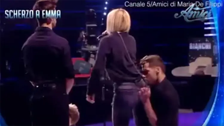 El 'abuso' sufrido en vivo por una cantante italiana