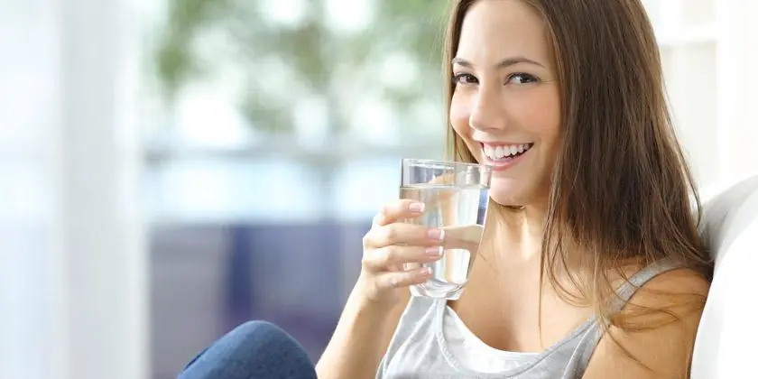 ¿Cuánta agua debemos tomar al día?