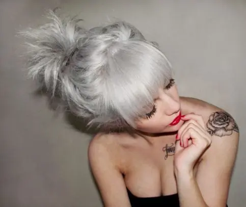 Cabello gris blanco según tu tono de piel, averígualo! Cabello gris blanco según tu tono de piel, averígualo!