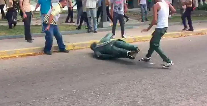 Derriban estatua de hugo chavez