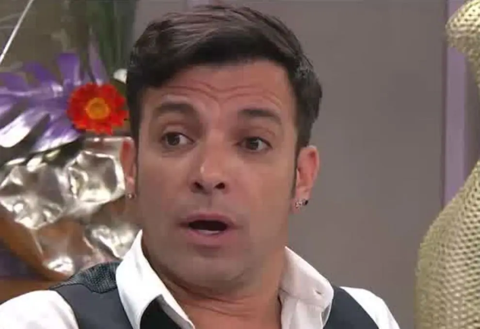 Bossi "Tomaría un cafe con Hitler y Perón"