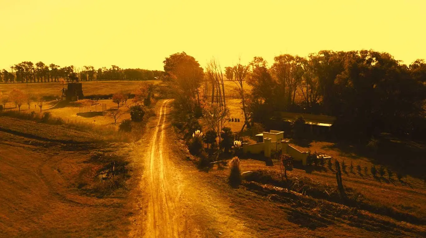 Compro un terreno y halló un pueblo perdido.