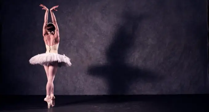 ¿Por qué las bailarinas de ballet bailan de puntillas?