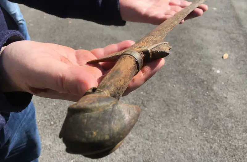 Pescador encuentra espada del siglo XVIII asociada a leyenda