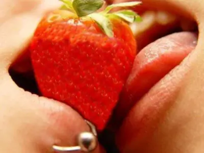 Descubre la Forma mas Sexy de comer Fresas y sus Beneficios