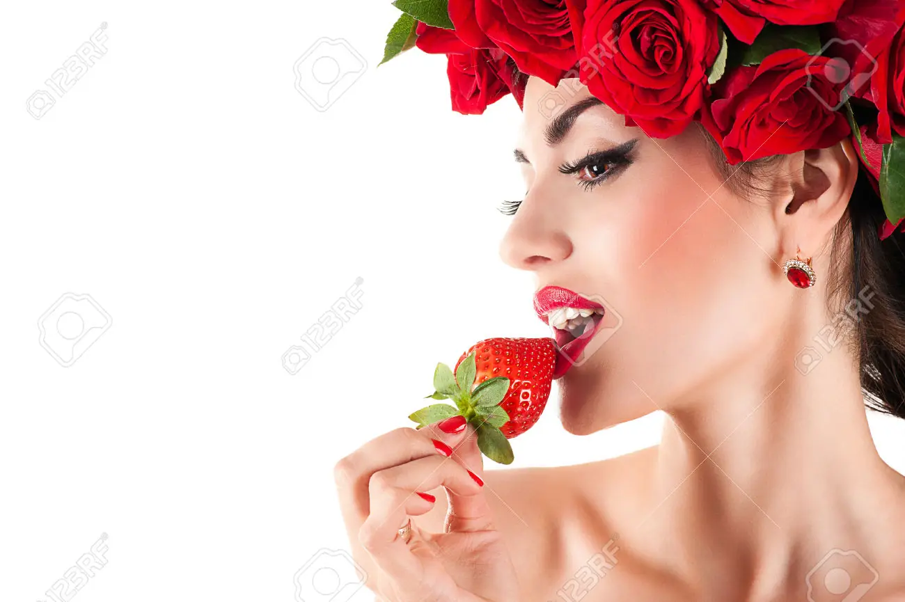 Descubre la Forma mas Sexy de comer Fresas y sus Beneficios