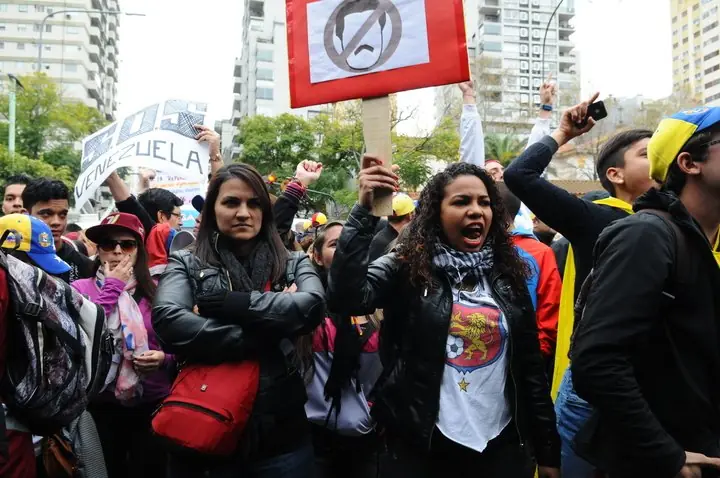 Marcha K defendió a Maduro en la embajada de Venezuela