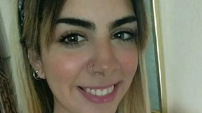 la sigue y la vigila