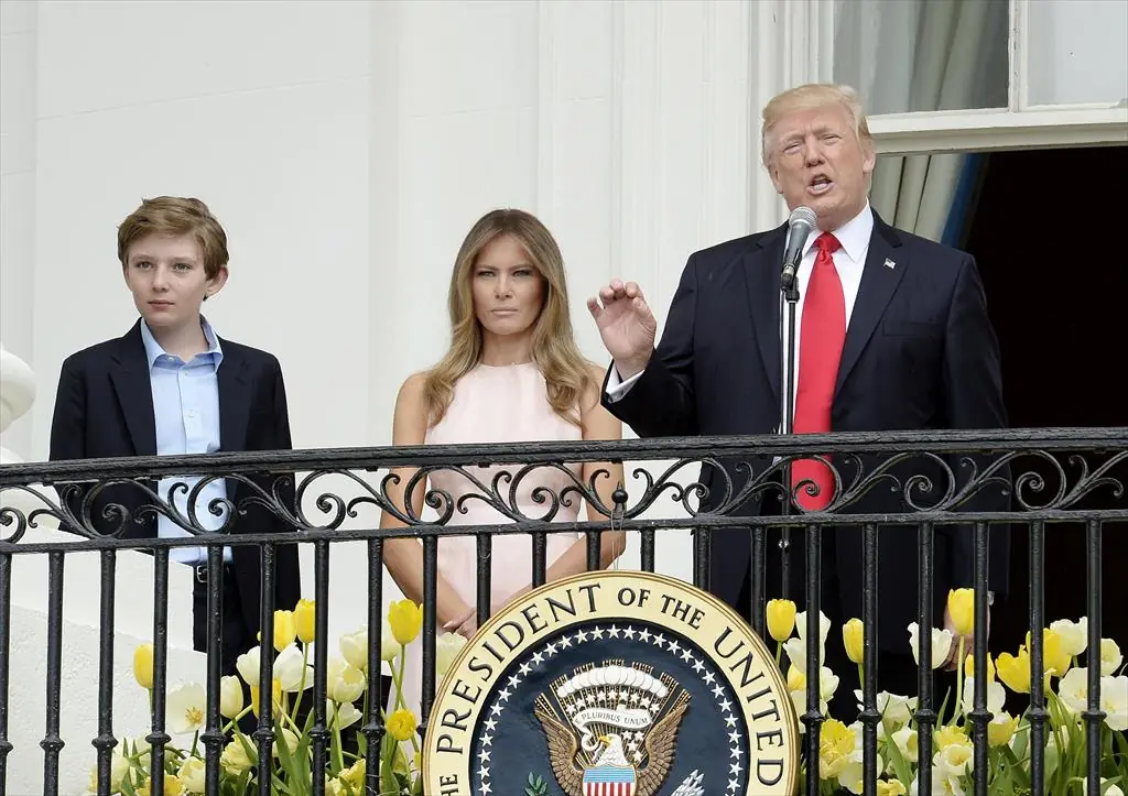 Codazo de Melania a Donald Trump que se hizo viral