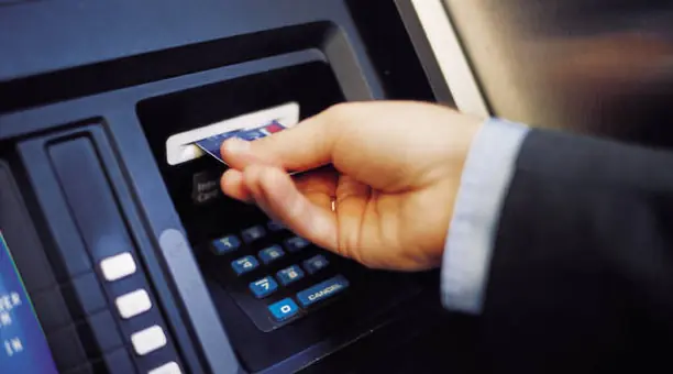 ¿Cómo funcionan los cajeros automáticos y las tarjetas ?