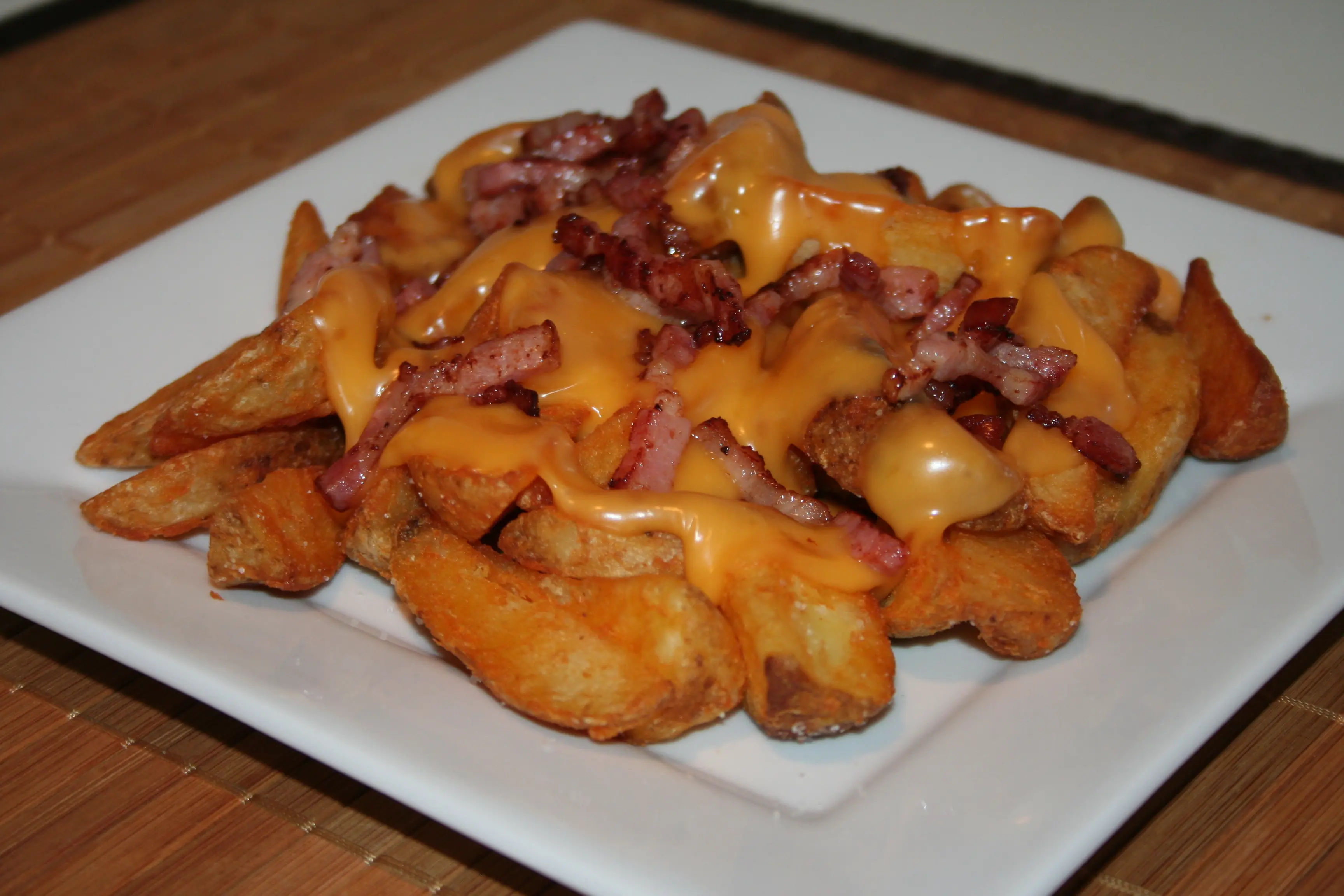Papas fritas cheddar y bacon.