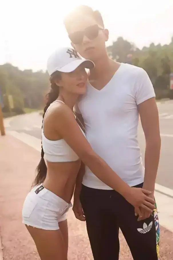 Madre de 50 anos tiene tan joven que la confunden