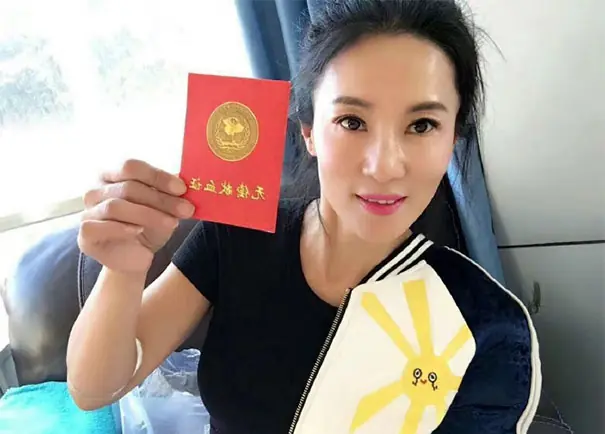 madre la confunden con la novia del hijo