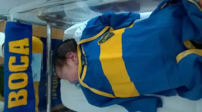 Hincha de Boca bautizo al hijo como C.A.B.J.