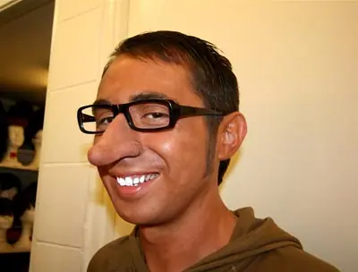 Sacate los pelos del naso que te quedan horrible