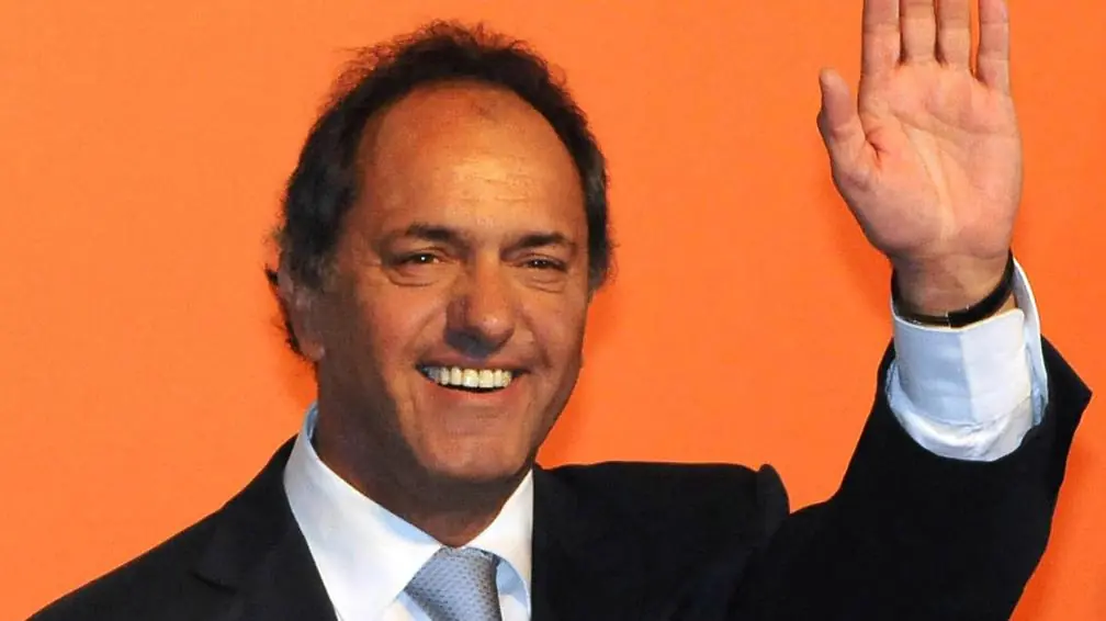 Por favor vean esto de Scioli!! Ni el pelo se puede acomodar