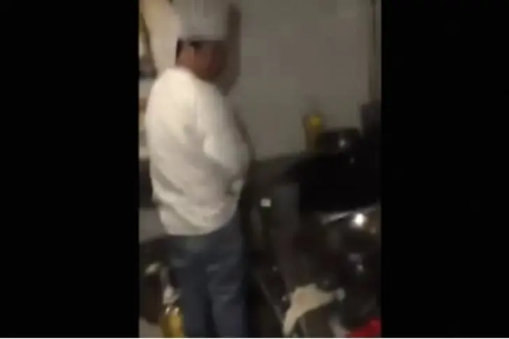 Captan a chef orinando comida en restaurante
