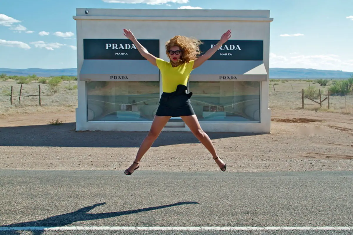 Que hace una tienda Prada en medio del desierto de Texas?