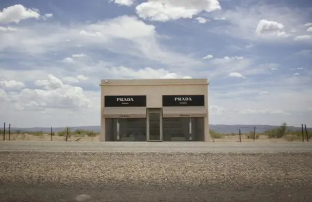 Que hace una tienda Prada en medio del desierto de Texas?