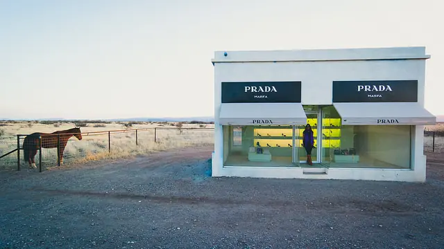 Que hace una tienda Prada en medio del desierto de Texas?